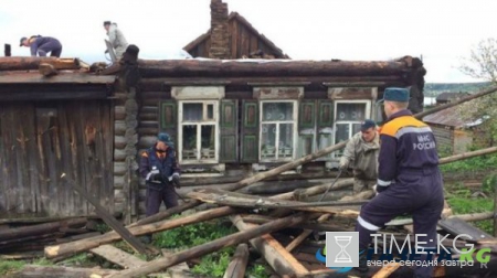 Ураган в Староуткинске, последствия (фото): штормовое предупреждение МЧС продлили на двое суток