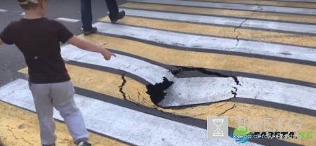 В центре Ставрополя асфальт провалился на глазах прохожих