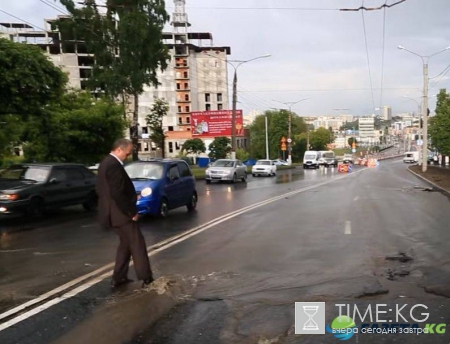 В Чебоксарах ливень смыл новый асфальт на Московском мосту через 10 часов после укладки