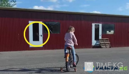 В кадр попал попал следящий за детьми призрак карлика: Видео