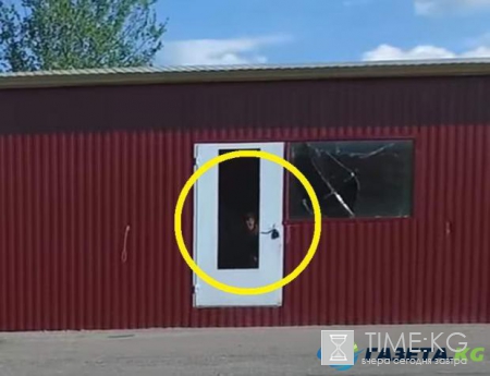 В кадр попал попал следящий за детьми призрак карлика: Видео