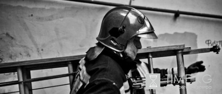 В переулке Челиева тушили строительную бытовку