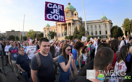 В Сербии на фоне протестов принял присягу новый президент Вучич