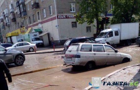 В Уфе автомобиль почти утонул в яме посреди проезжей части