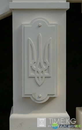 Вандалы выломали герб Украины из лестницы у памятника Магдебургскому праву в Киеве