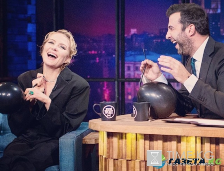 Ведущий Иван Ургант споил Ренату Литвинову в студии шоу "Вечерний Ургант" (ВИДЕО)