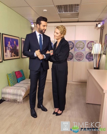 Ведущий Иван Ургант споил Ренату Литвинову в студии шоу "Вечерний Ургант" (ВИДЕО)