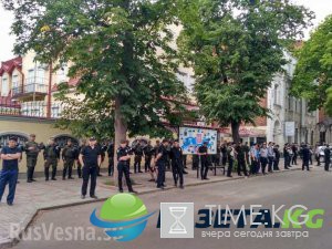Украинские неонацисты провели акцию перед российским консульством в Харькове ФОТО, Украинские неонацисты провели акцию перед российским консульством в Харькове ФОТО,