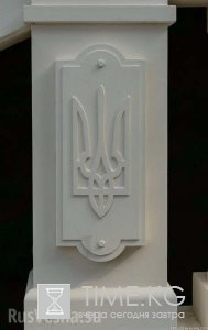 В Киеве сломали герб Украины В Киеве сломали герб Украины