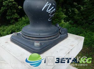 В Киеве сломали герб Украины В Киеве сломали герб Украины