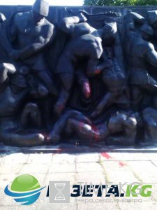 Во Львове облили краской Монумент Славы Во Львове облили краской Монумент Славы