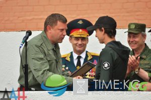 Захарченко наградил Юлию Чичерину Захарченко наградил Юлию Чичерину