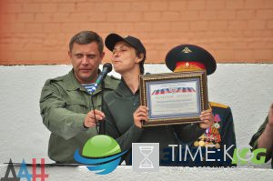 Захарченко наградил Юлию Чичерину Захарченко наградил Юлию Чичерину