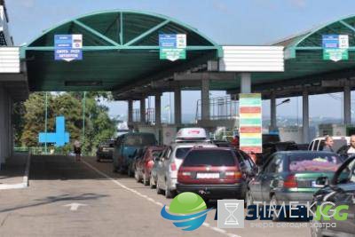 Автомобилисты более 10 часов стоят в километровой пробке на въезде в Крым