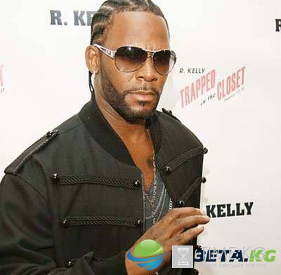 Певца R. Kelly обвиняют в том, что он гипнотизирует фанаток