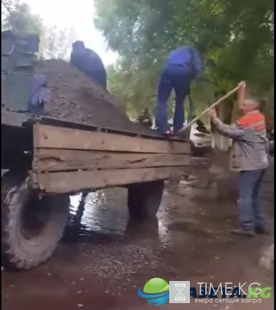 Брянские коммунальщики укладывали асфальт в лужу