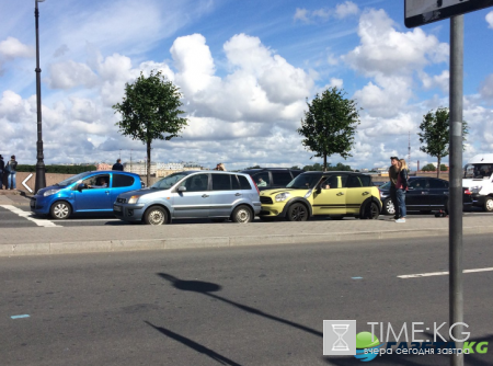 ДТП на Дворцовой набережной в Петербурге спровоцировало пробку