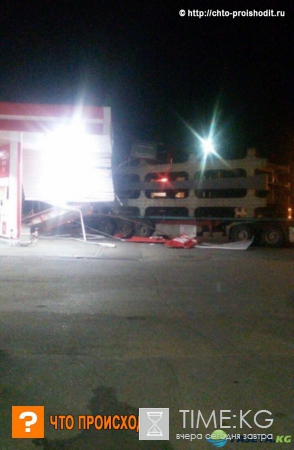 Это вам не со шлангом в баке уехать: дальнобойщик разворотил заправку в Башкирии негабаритным грузом