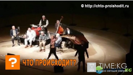 Голые женщины сорвали концерт Вуди Аллена, обвиняя его в непристойностях