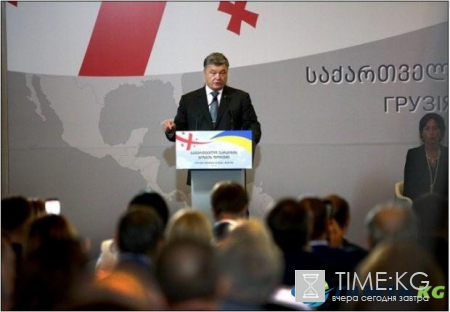 И смех и грех: Порошенко выступил в Грузии на фоне названия Украины с ошибкой
