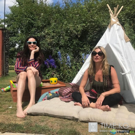 Лив Тайлер заставила подругу ползать на коленях