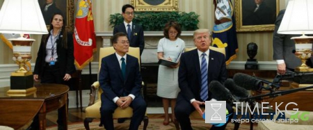 На Трампа чуть не уронили лампу