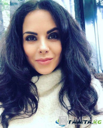 Настя Каменских сразила красотой в модном кружевном топе