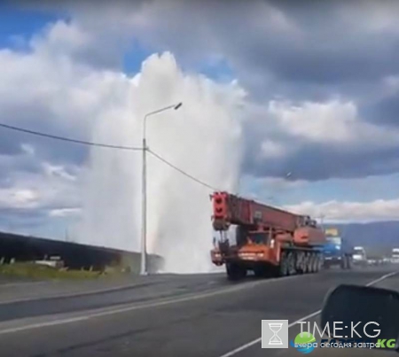 Огромный фонтан у дороги образовался из-за порыва трубы в Норильске