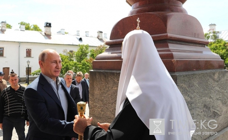 Путин поклонился мощам преподобных Сергия и Германа