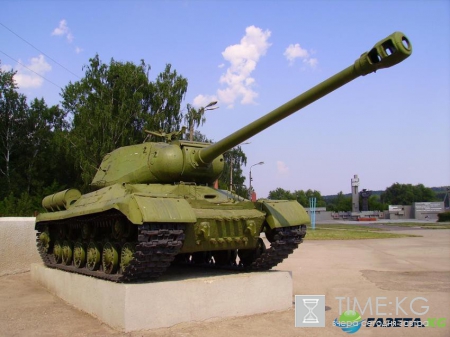 Школьник в Британии приехал на свой выпускной на танке
