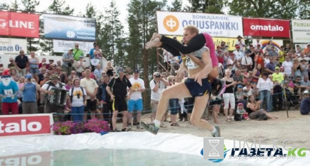 Своя ноша не тянет: финская пара победила в Чемпионате мира по переноске жен