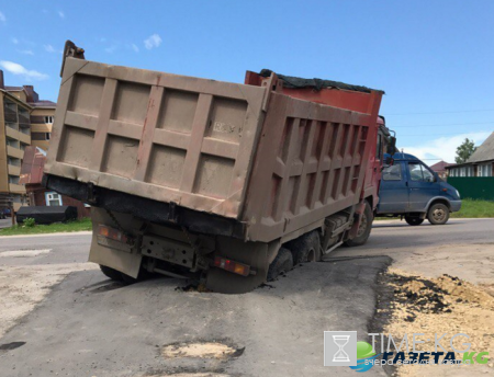 В Арзамасе КамАЗ наполовину провалился в яму на дороге