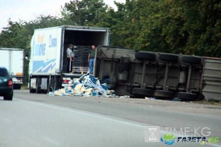 В Большой Ижоре фура съехала в кювет и перевернулась на бок