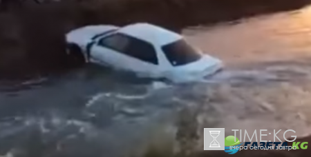 В Хакасии на озере Белё Toyota ушла под воду