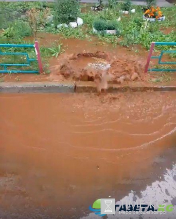 В Кемерово ржавая вода из колодца затопила двор