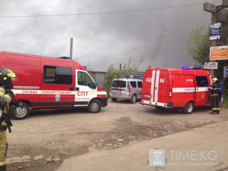 В Металлострое тушат сильный пожар со взрывами