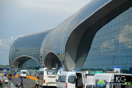 В московских аэропортах из-за штормового предупреждения задерживаются рейсы