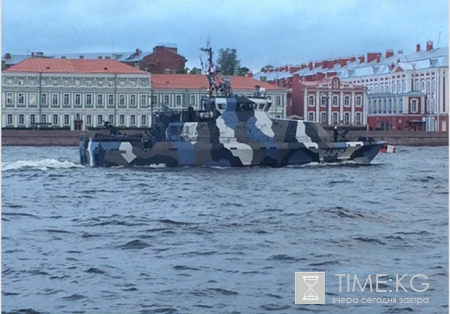 В Петербурге прошла ночная репетиция парада кораблей ко Дню ВМФ
