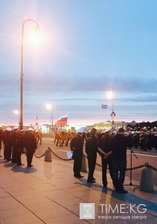 В Петербурге прошла первая ночная репетиция парада ко дню ВМФ