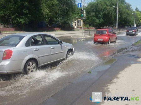 В Ростове канализационные стоки затопили улицу