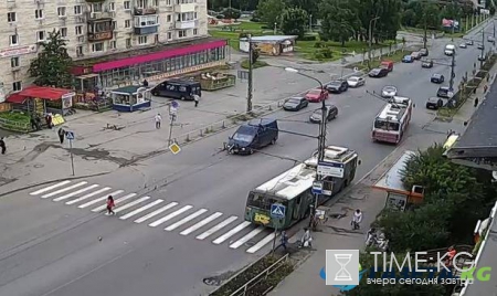 В Сеть попало видео столкновения в Петрозаводске троллейбуса и автомобиля