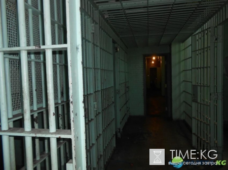 В Симферополе мужчина похитил из кафе несколько тортов и технику