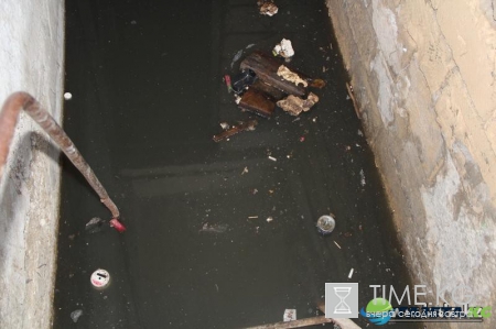 В Свердловской области жилой дом затопило фекалиями
