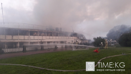 В Выборге в День ВМФ сгорел легендарный теплоход «Короленко»