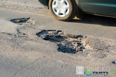 В Йошкар-Оле провалившийся асфальт "поглотил" автобус с пассажирами