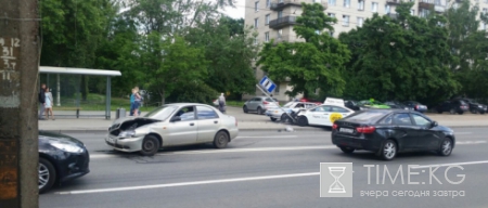 Водитель Яндекс.Такси снес знак автобусной остановки в ДТП на Пражской