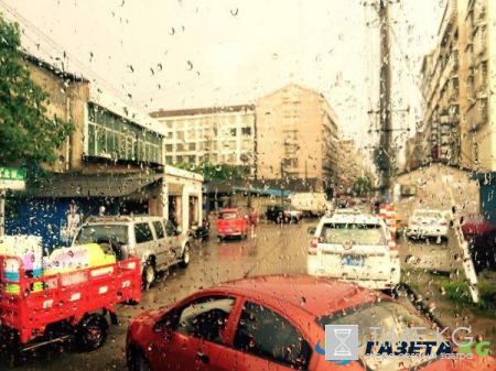 Водостоки Петербурга не справляются с водой после ливневых дождей и града