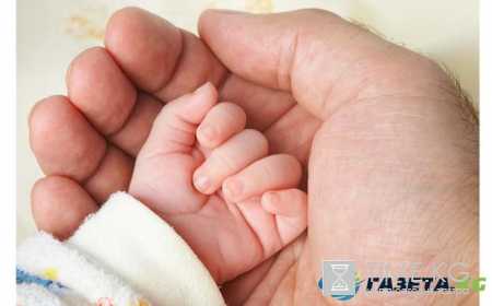 Забавное видео: мужчина не может сдержать эмоций во время родов жены