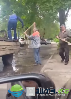 В Брянске коммунальщики укладывали асфальт в лужу