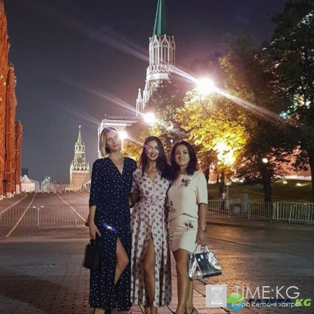 Ирина Шейк развлекается со своими курочками